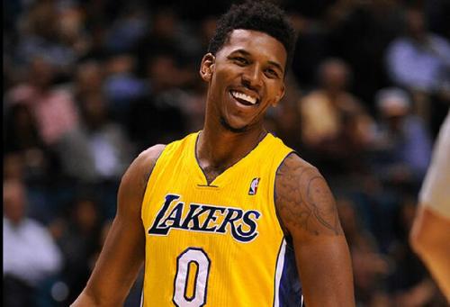 巴萨vs阿拉维斯：莱万、亚马尔、拉菲尼亚首发，贝尔纳尔出战（巴萨战阿拉维斯：莱万、亚马尔、拉菲尼亚先发，贝尔纳尔登场）