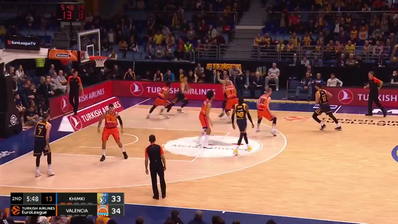 爱德华兹：戈贝尔的缺阵无法弥补，他在场时对手不敢冲击篮下（爱德华兹：戈贝尔缺席不可替代，他在场让对手不敢攻筐）