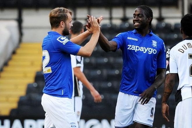 欧文助攻率创新高，全队配合默契（欧文助攻率飙升至新高，球队默契十足）