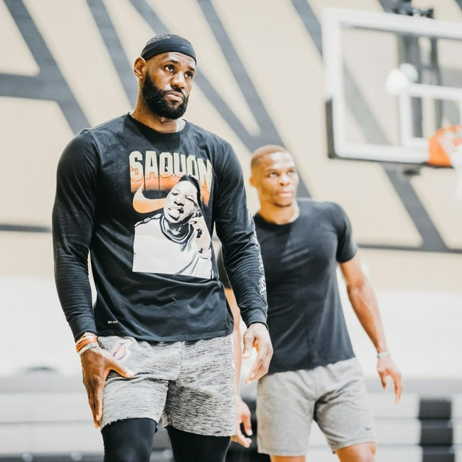 巴克利节目中调侃追梦：季后赛开始后我们等你回解说席（巴克利在节目中打趣追梦：季后赛一开打就等你回到解说席）