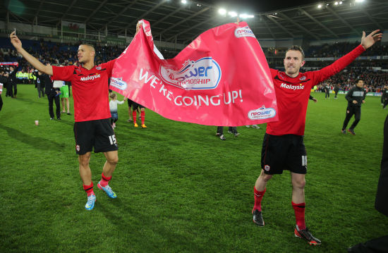 足球巴萨后防大将伤缺四周，主帅表情凝重（巴萨后防主力伤停四周，主帅神情凝重）