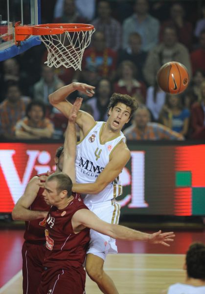 拉比奥出战的4场意甲米兰不败仅丢1球，缺阵7场仅3胜且丢8球（拉比奥在阵的4轮意甲米兰不败仅失1球，缺席7战仅取3胜并丢8球）