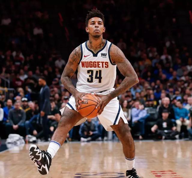 两万球迷观看新诺坎普首堂训练课，阿劳霍盛赞球场并感谢球迷（两万球迷见证新诺坎普首次公开训练，阿劳霍盛赞球场并向球迷致谢）