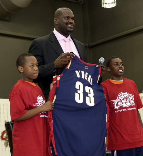 曼联英超15轮4-1胜狼队，近3轮不败，B费2射1传，助球队冲至第六，有望重返欧冠区。（英超第15轮，曼联4-1击退狼队，近三轮不败；B费2球1助助红魔升至第六，剑指欧冠区）